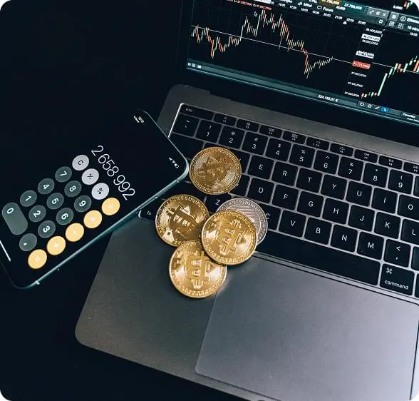 Ordinateur portable pièces crypto et calculatrice dans l’univers Immediate Evex