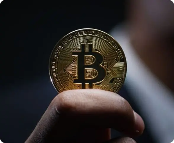 Jeton Bitcoin tenu à la main dans un visuel lié à Immediate Evex